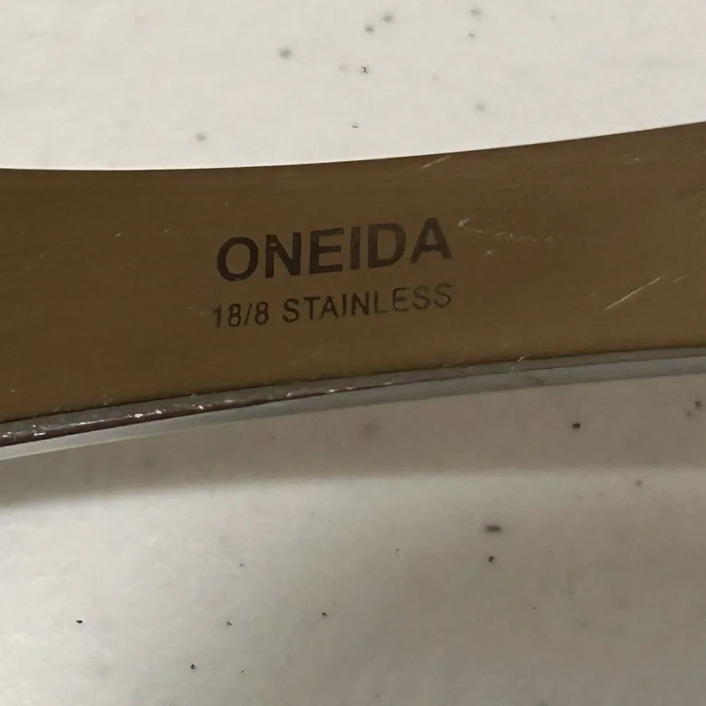 Oneida 18/8 Stainless Steel Pie Server  Kitchen Utensil With Hole Slotted